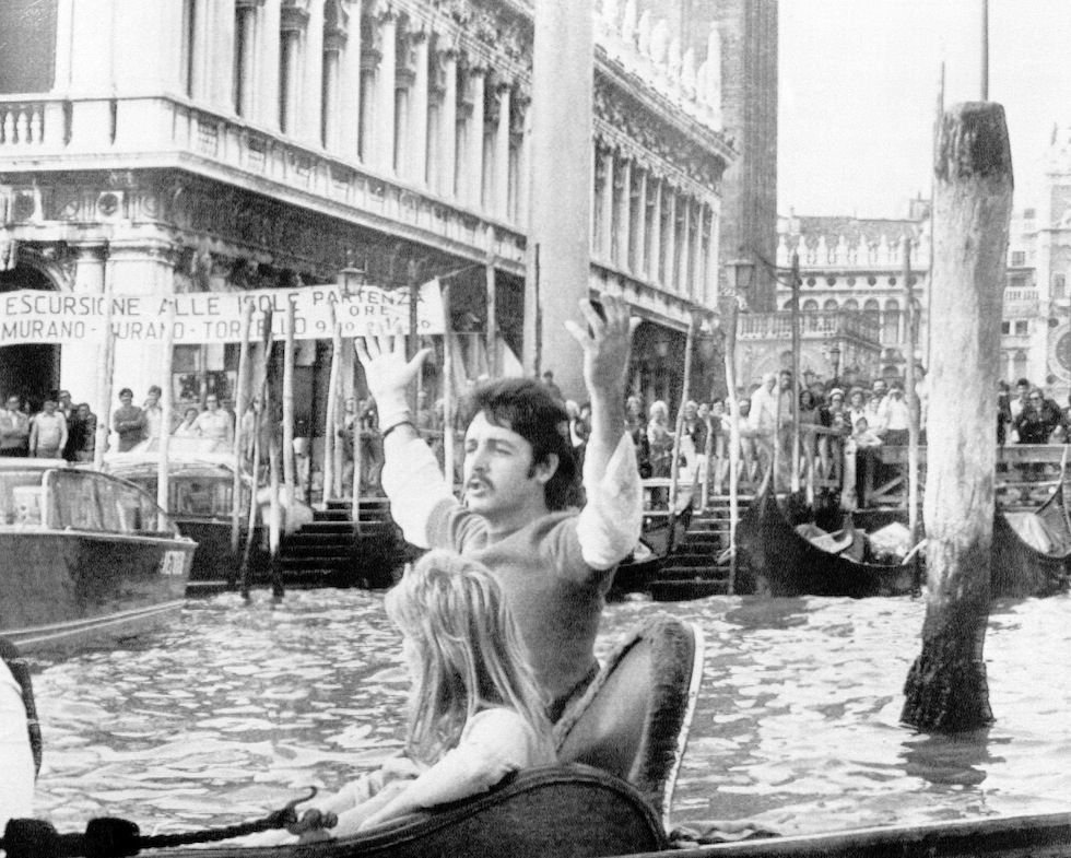 1976 (Sep 25) - Paul Plays Charity Concert in Venice